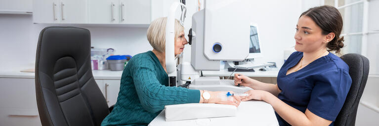 Medizinische Fachangestellte untersucht Patientin