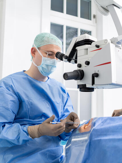 Augenarzt bei Augen OP
